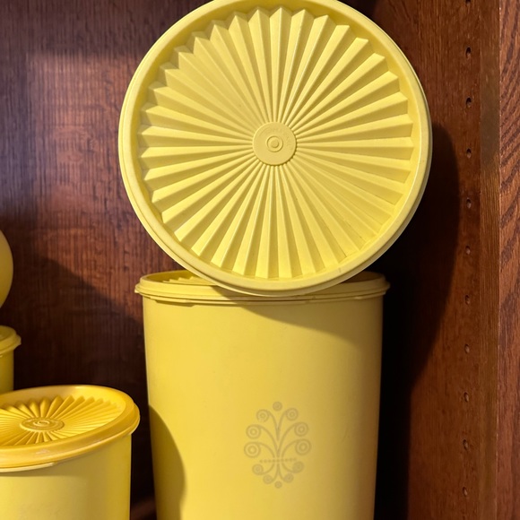 Five 1970’s Vintage Harvest Yellow Tupperware Canisters w/ lids - Picture 3 of 5